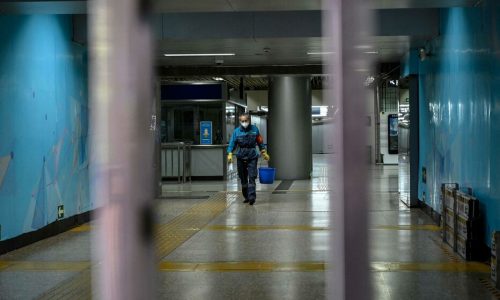 Covid-19: Pékin ferme des dizaines de stations de métro, prolonge les restrictions