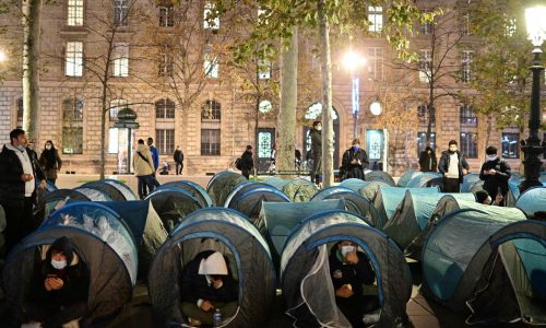 Paris : le campement de migrants devant l’Hôtel de Ville évacué