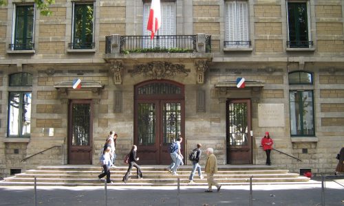 France – Abaya à l’école : à Lyon, une lycéenne exclue de cours à cause de son kimono va porter plainte