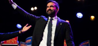 New York : le socialiste Zohran Mamdani renverse le favori Andrew Cuomo à la primaire démocrate