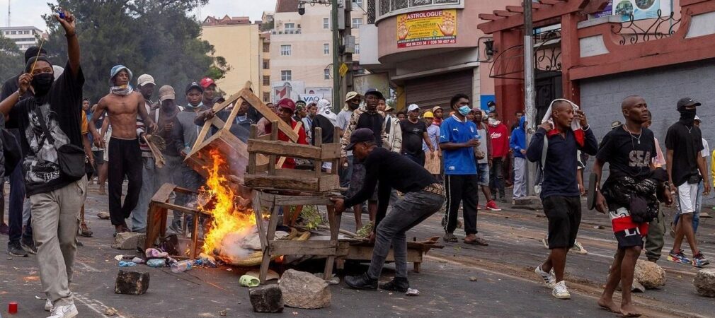 Madagascar : des milliers de manifestants défilent et appellent à la démission de Rajoelina